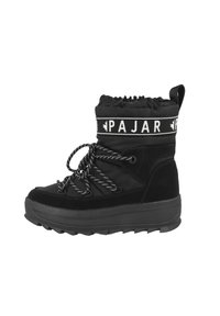 Stivaletto invernale nero con albero imbottito e cima arricciata, suola spessa nera, lacci testurizzati e fascia con logo bianco a contrasto.