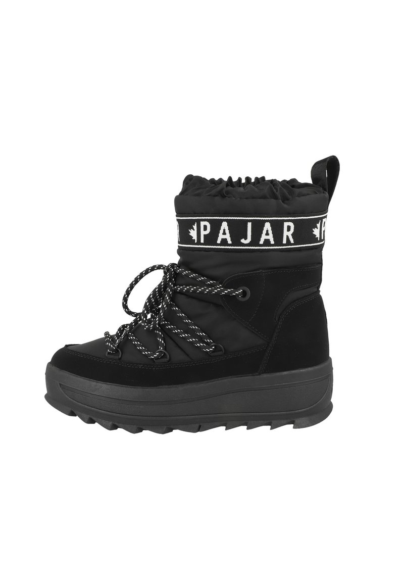 Stivaletto invernale nero con albero imbottito e cima arricciata, suola spessa nera, lacci testurizzati e fascia con logo bianco a contrasto.