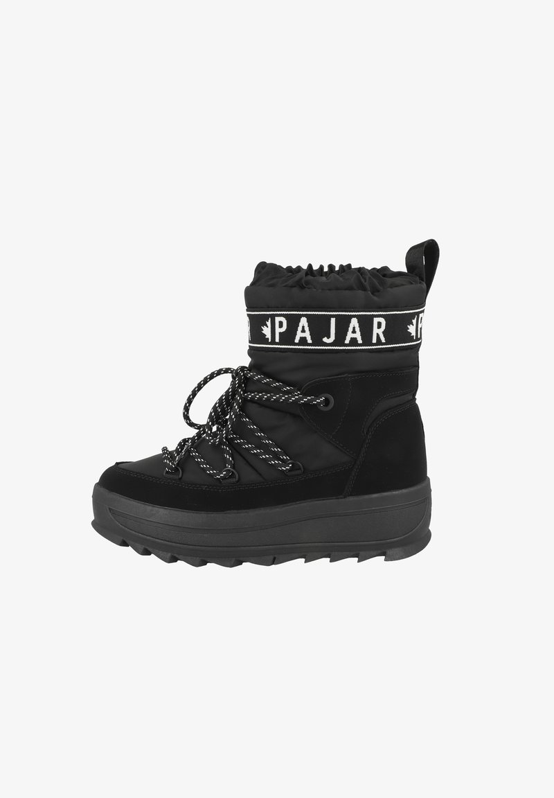Stivaletto invernale nero con albero imbottito e cima arricciata, suola spessa nera, lacci testurizzati e fascia con logo bianco a contrasto.