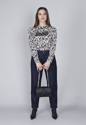 Top a maniche lunghe con stampa leopardata e dettagli perlati neri, abbinato a pantaloni in denim scuro a vita alta e una piccola borsa nera con tracolla a catena.