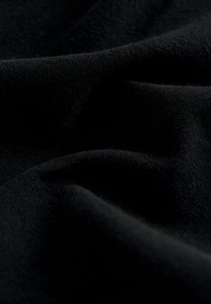 Tessuto nero con una superficie morbida e strutturata, che presenta pieghe e ondulazioni sottili. Non sono visibili motivi o accenti distintivi.