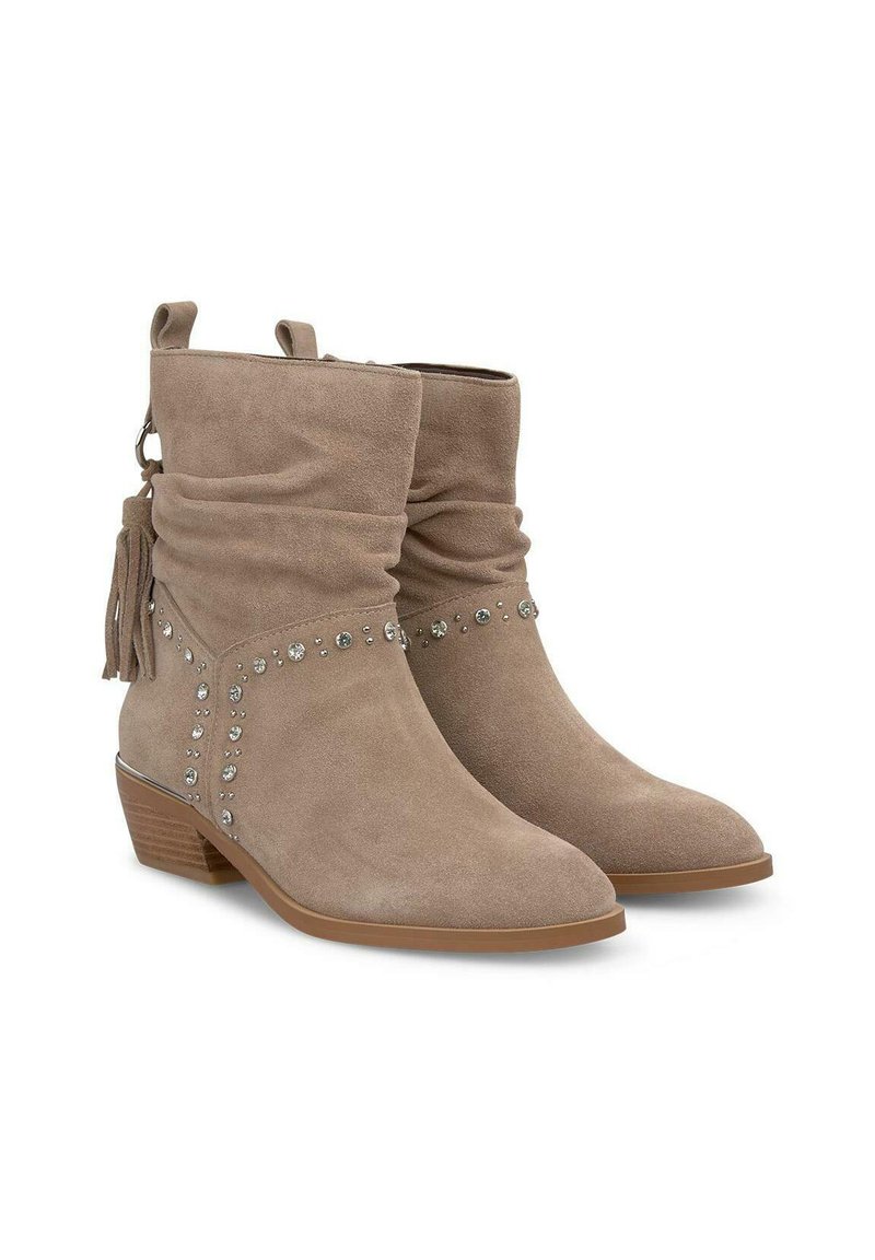 Botas de tobillo de ante topo con diseño arrugado, adornadas con tachuelas plateadas redondas y borlas, y cuentan con un tacón bajo apilado.