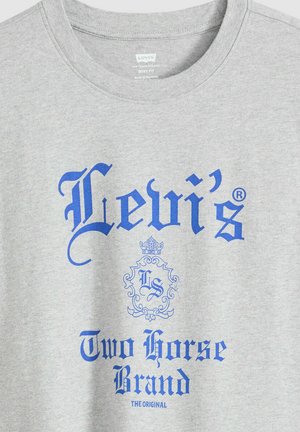 Harmaa puuvillainen t-paita, jossa sininen graafinen teksti. Keskellä on tekstit "Levi's®", "Two Horse Brand" sekä koristeellisia design-elementtejä.
