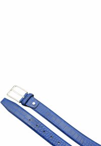 Cintura in pelle blu con motivo coccodrillo, fibbia in metallo argentato e cinque fori regolabili. Texture liscia e estremità affusolate.