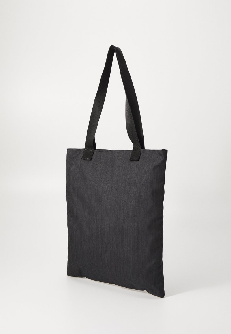 Borsa a tracolla nera realizzata in materiale texturizzato, con due manici piatta, intrecciati e un design semplice, privo di decorazioni.