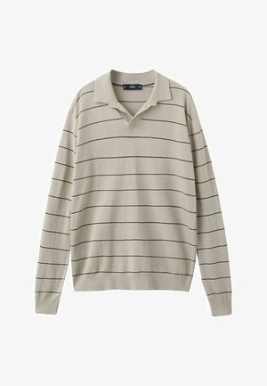 Hellbeiger Langarmstrickpullover mit dünnen horizontalen schwarzen Streifen und einem kleinen offenen Kragen.