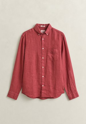 Rode blouse met lange mouwen, knoopsluiting, met een knoopsluitende kraag en een borstzak, plat uitgestald tegen een neutrale achtergrond.