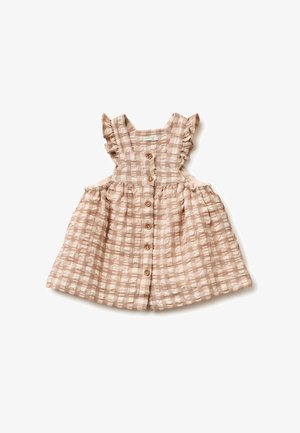 Vestido de bebé a cuadros beige y blanco con tirantes de volantes y botones de madera en la parte delantera sobre un fondo blanco.