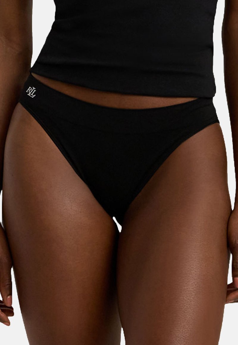 Fondo bikini in cotone nero con una texture liscia, vita a media altezza e un piccolo logo sulla vita. Progettato per una vestibilità con copertura minima.