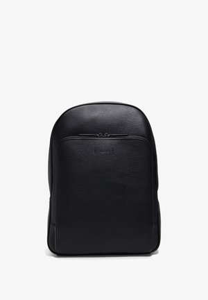 Mochila de cuero negra con parte superior redondeada, textura suave y diseño minimalista. Cuenta con un bolsillo con cremallera en la parte frontal y un logo en relieve.