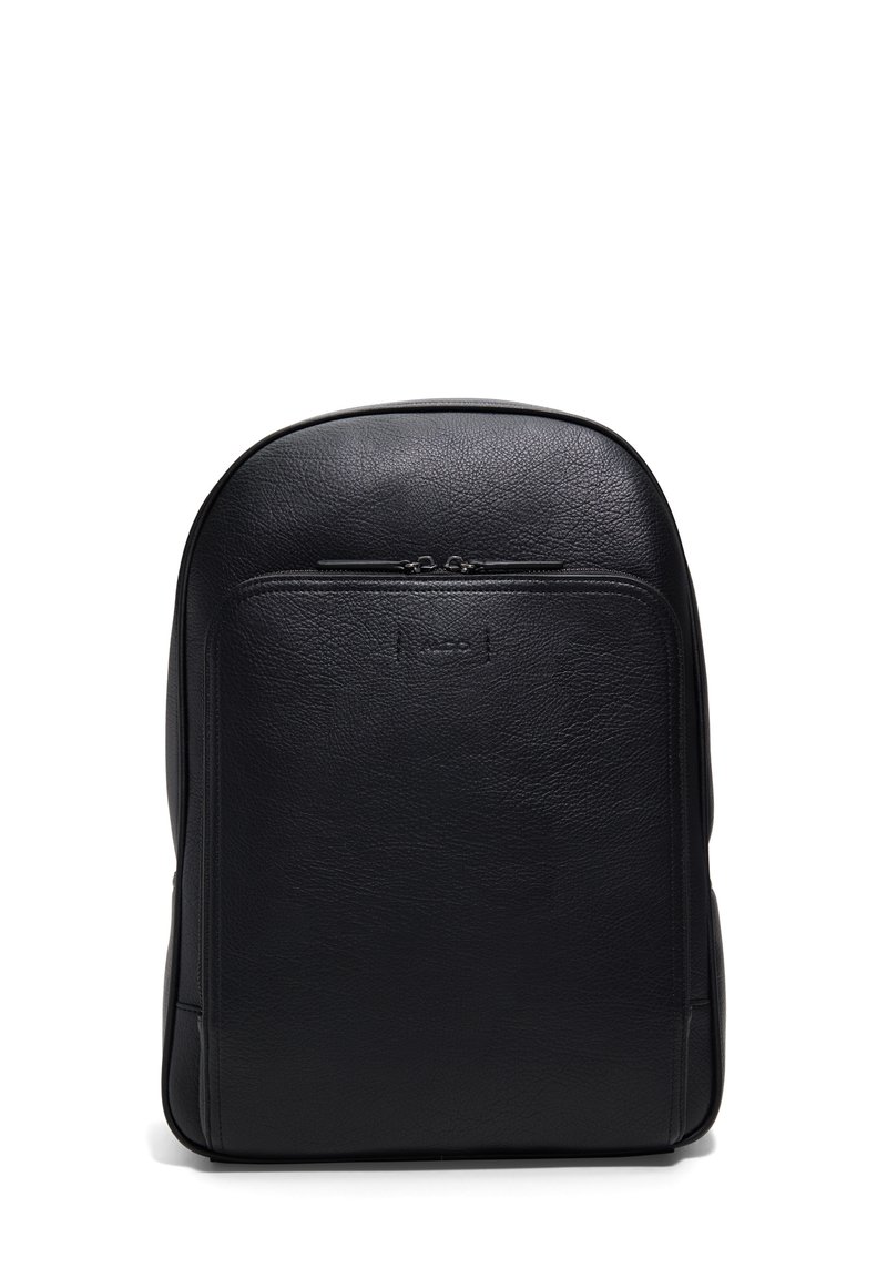Zaino in pelle nera con parte superiore arrotondata, texture liscia e design minimale. Presenta una tasca con zip sul davanti e un logo in rilievo.