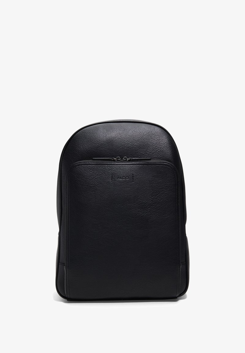 Schwarzer Leder-Rucksack mit runder Oberseite, glatter Textur und minimalistischem Design. Verfügt über eine Reißverschlusstasche auf der Vorderseite und ein eingeprägtes Logo.