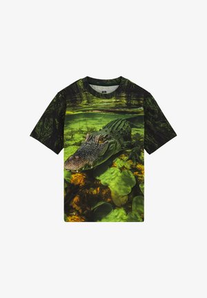 T-shirt présentant une scène sous-marine détaillée avec un crocodile se reposant parmi des nénuphars verts dans un environnement de marais.