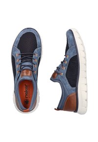 Baskets de sport en mesh bleu et suède avec des accents marron et des lacets orange, dotées d'une épaisse semelle en caoutchouc blanc et d'un talon renforcé.