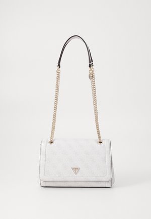Sac à épaule rectangulaire blanc avec une bandoulière chaîne dorée et une plaque logo triangulaire sur le rabat avant, suspendu sur un fond uni.