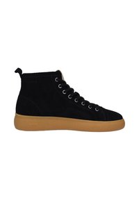 Sneaker alta in suede nera con punta tonda, suola in gomma a contrasto, occhielli in metallo e un pull tab sul tallone. Dettaglio di cucitura sottile.