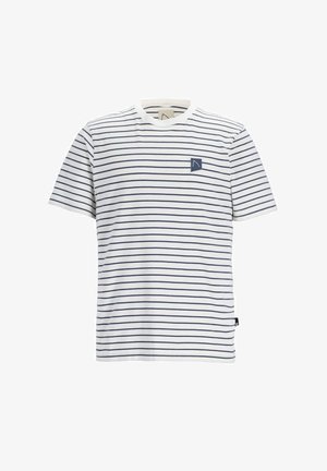 Valkoinen lyhythihainen T-paita, jossa on tummansiniset vaakaraitat, pyöreä kaula-aukko ja pieni tummansininen logopaneeli vasemmassa rinnassa. Pehmeää, sileää kangasta.