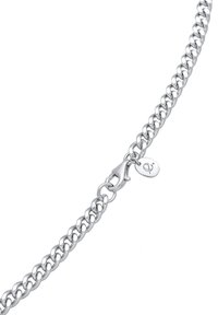 Collier en chaîne argentée avec des maillons entrelacés, doté d'un fermoir mousqueton et d'un petit charme avec un pendentif logo. Fini lisse et poli.