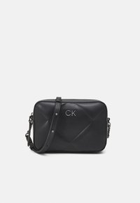 Calvin Klein - RE LOCK QUILT CAMERA BAG - Olkalaukku - black Pienoiskuva 1