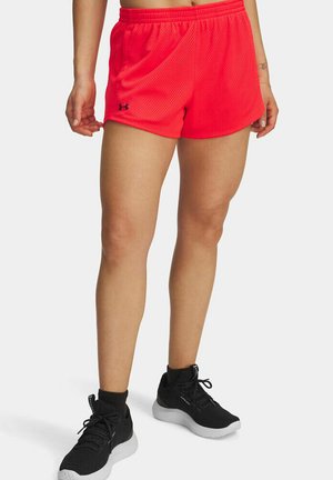 Rode sportieve mesh shorts met een elastische tailleband, voorzien van ventilatiegaatjes, gecombineerd met zwarte hardloopschoenen op een witte achtergrond.