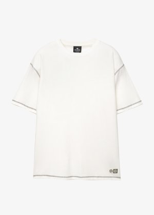 Witte katoenen t-shirt met een ronde hals, korte mouwen en contrasterende grijze stiksels langs de mouwen en de onderrand. Bevat merketiketten aan de onderkant.