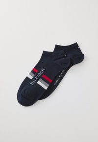 Chaussettes chevilles marine en mélange coton, avec des rayures rouges, blanches et bleues. Logo "HILFIGER" imprimé sur le côté en blanc.