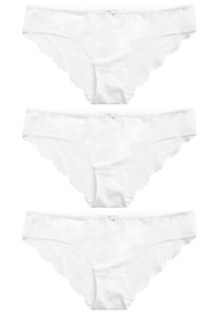 Witte slipjes met een gladde satijnen voorkant en kantdetails aan de zijkanten, met een golfrand en een klein satijnen strikje als accent.