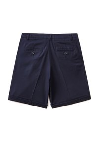 Námořnické šortky s hladkým povrchem, které mají dvě zadní kapsy s knoflíky a ohnutý lem. Přizpůsobený design se rovnými nohavicemi.