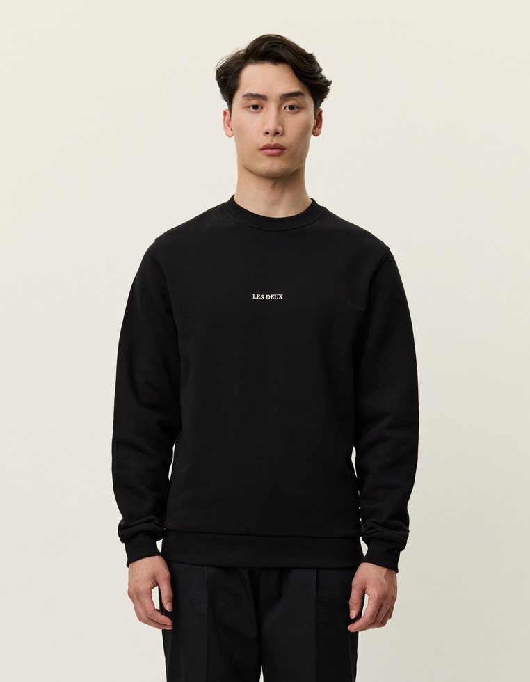 Svart sweatshirt laget av bomull, med rund hals, ribbestrikkede mansjetter og nederkant, med "LES DEUX"-logoen i hvitt på brystet.