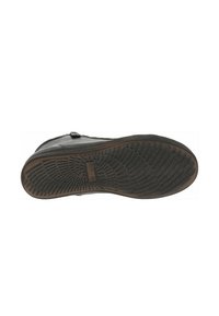 Semelle en cuir noir avec un dessous en caoutchouc texturé, présentant un motif en grille pour une meilleure traction et un léger accent marron autour du bord.