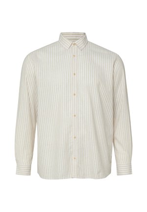 Beżowa i biała koszula w pionowe paski z długim rękawem, zapinana na guziki, z ostrym kołnierzykiem i mankietami na guziki na jednolitym białym tle.
