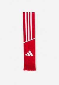 Fular roșu din țesătură, cu dungi diagonale albe și franjuri la capete. Include un logo Adidas alb în partea de jos.