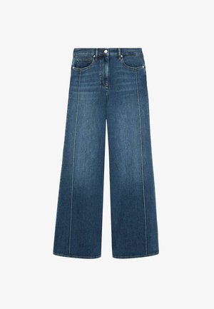 Jeans de pierna ancha en denim azul oscuro con costuras blancas en contraste, diseño de cinco bolsillos y cierre de botón en la cintura.