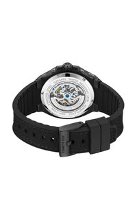 Reloj de acero inoxidable negro con un fondo de caja transparente. Presenta una correa negra texturizada y una pantalla de movimiento mecánico plateado.
