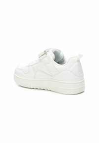 Sneaker bianca con una tomaia sintetica liscia, forma arrotondata, collo imbottito, cinturino con chiusura a strappo e suola in gomma testurizzata.