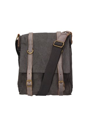 Sac à bandoulière en toile gris foncé avec des sangles en cuir brun, des boucles en métal et un grand rabat à l'avant. Sangle d'épaule réglable incluse.