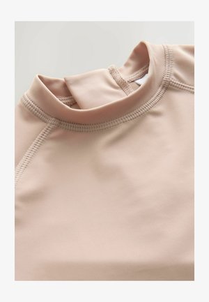 Hele-roosa ujumispluus kõrge kraega, sileda kangaga, lamedate õmblustega ja lühikese lukuga tagaküljel, et seda oleks lihtne selga panna.