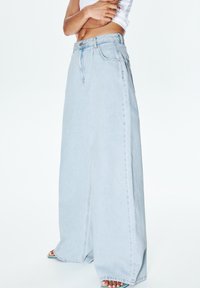 PULL&BEAR - WIDE-LEG - Flared Jeans - light blue Miniatuurafbeelding 1