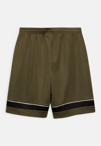 Shorts de sport vert olive avec taille élastique, bande en maille noire et bordure blanche près de l'ourlet.