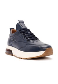 Navy leren sneaker met veters, een gevoerde tong en een witte tussenzool. Heeft een geprofileerde rubberen buitenzool en subtiele perforaties aan de zijkant.