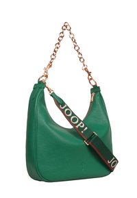 Borsa in pelle verde dal design hobo, con tracolla in catena dorata e tracolla verde regolabile con logo. Chiusura con zip visibile.