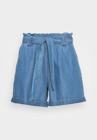 Shorts en jean bleu clair avec taille paperbag et ceinture en tissu nouée, dotés d'ourlets retroussés et de passants de ceinture.