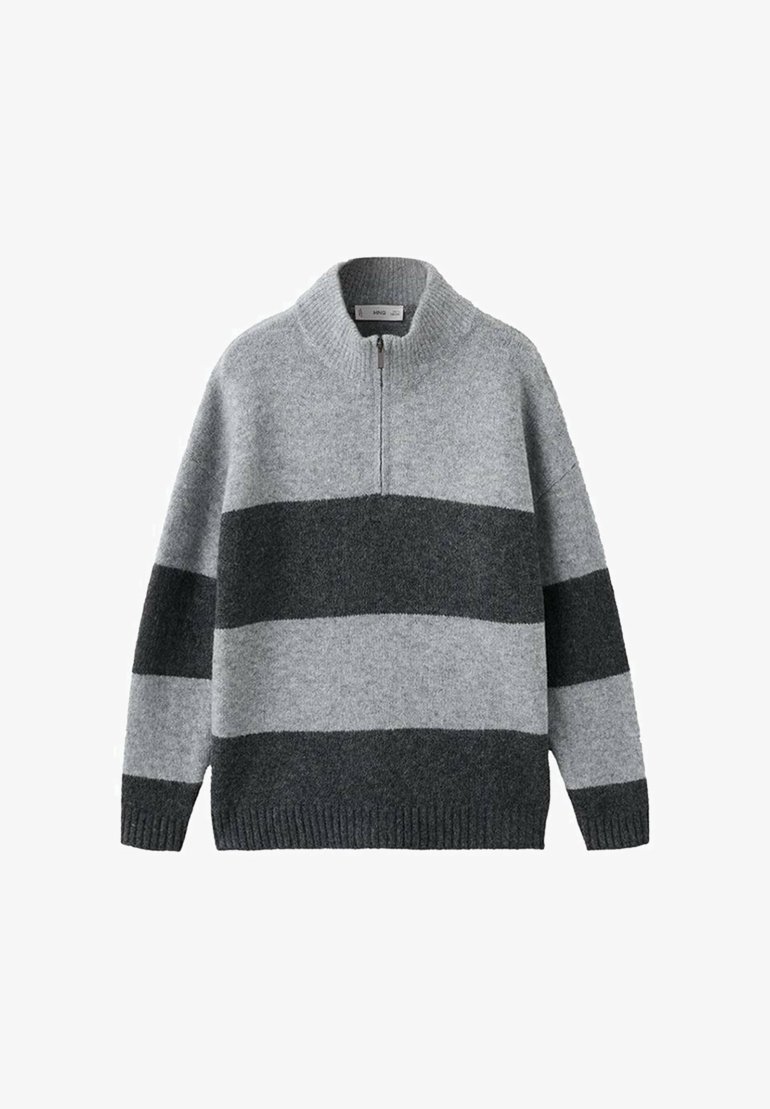 Siv pleten sveter z temnosivimi vodoravnimi črtami, s polovičnim zadrgo, rebrastimi manšetami in robom, položen na belem ozadju.