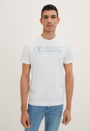 Camiseta de algodón blanca con mangas cortas. Presenta un texto gráfico y un logo en azul en el frente. Diseño de cuello redondo simple. Adecuada para el uso casual.