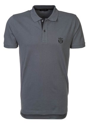 Grå polo t-shirt med korte ærmer, to knapper og et lille broderet våbenskjold på venstre bryst.