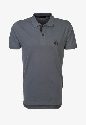 Polo gris à manches courtes avec deux boutons et un petit blason brodé sur la poitrine gauche.