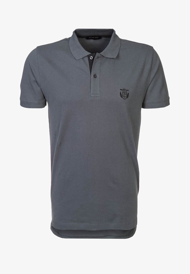 Polo gris à manches courtes avec deux boutons et un petit blason brodé sur la poitrine gauche.