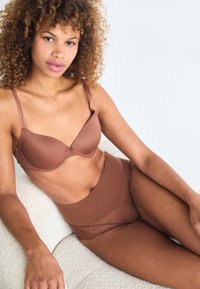 Spanx SPANXSUPERSMOOTH™ UNDIE-TECTABLE® LACE HI-HIPSTER - Underbukse - hickory