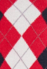 Materiał w czerwono-biało-czarną wzór argyle, charakteryzujący się puszystą teksturą, z diamentowymi kształtami i szarym obramowaniem na miękkim tle dzianinowym.