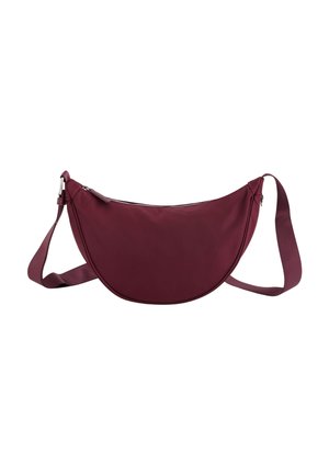Burgunderfarbene Nylon-Crossbody-Tasche mit geschwungener Form, Reißverschluss und verstellbarem Tragegurt. Glatte Textur ohne sichtbare Muster oder Akzente.